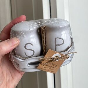 🌼 NWT Mid Pie Salt and Pepper Shaker Set great gift